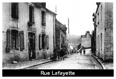 Entre la Place Ducrest de Villeneuve et le pont sur l&rsquo;Aff, c&rsquo;est en fait le nouveau nom de la rue du Pont, l&rsquo;ancienne rue de la Louiserie. Elle fut ainsi d&eacute;nomm&eacute;e vraisemblablement vers 1832 en souvenir de la R&eacute;volution de 1830 et du g&eacute;n&eacute;ral La Fayette